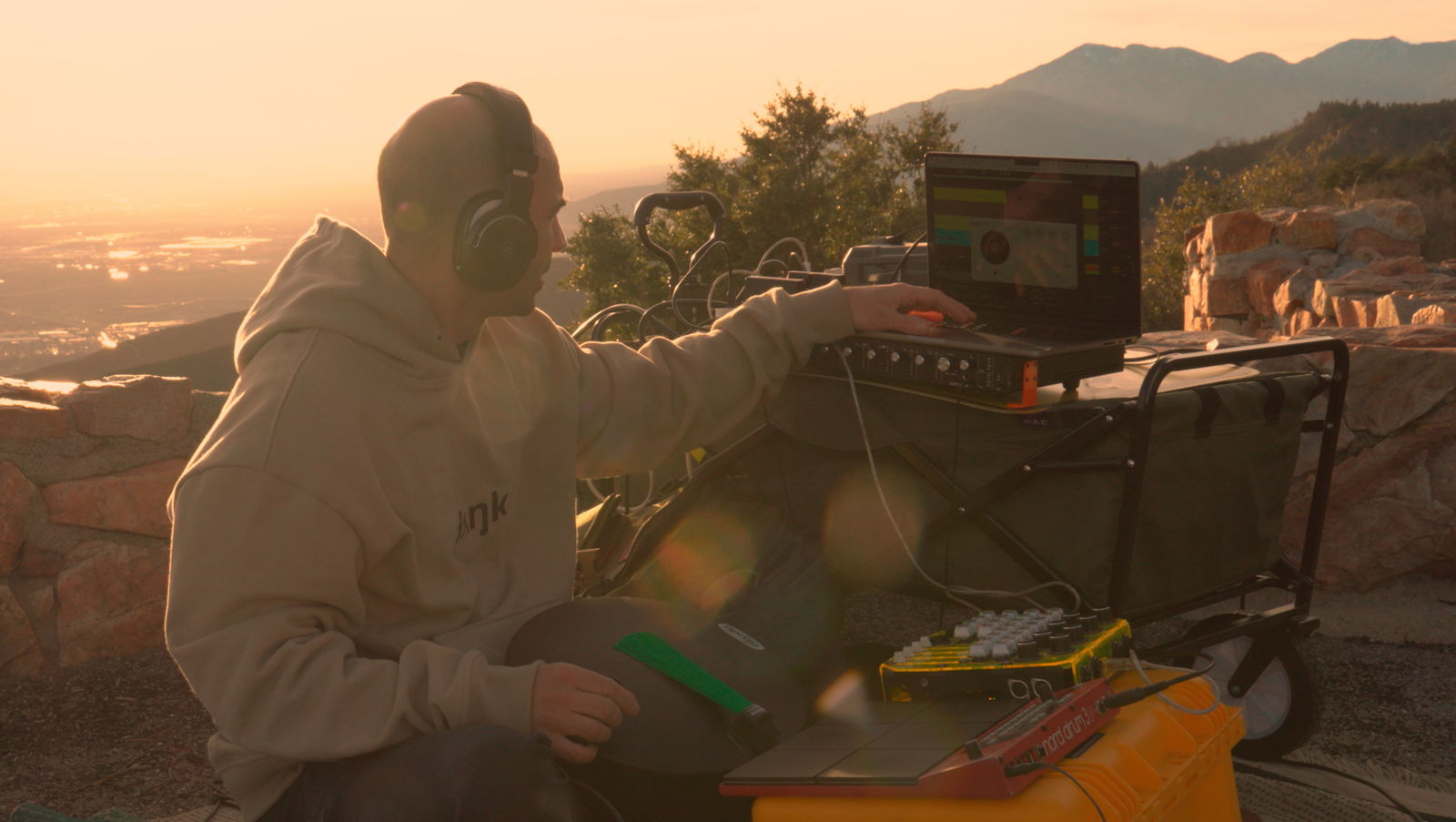 Ikiz playing with the instrument Aludu + Klevgrand plug-ins in LA